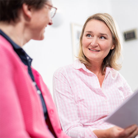 Ärztin im Patientengespräch